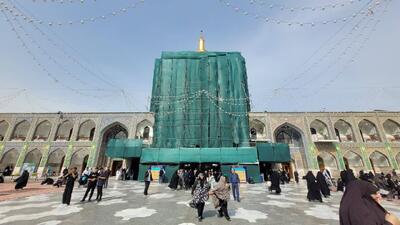 دست مرمت بر روی تزئینات ایوان تاریخی عباسی صحن انقلاب حرم رضوی(ع)