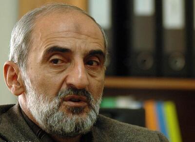 حمله تند شریعتمداری به صرافی‌هایی که ارز را با کانال تلگرامی نرخ گذاری می‌کنند؛ با آنها برخورد شود/ چه کسانی معیشت مردم را گرو گرفته‌اند؟!