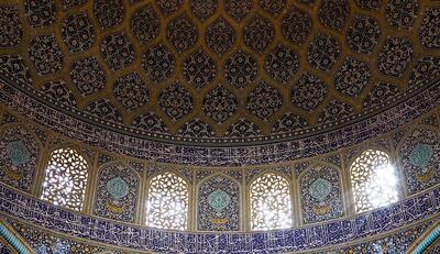 مسجد شیخ لطف‌الله مزین به کتیبه های ثلث علیرضا عباسی