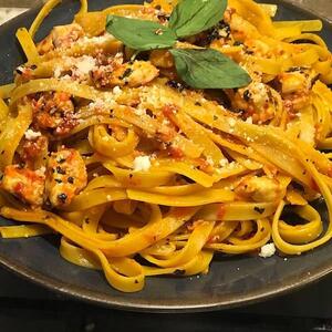طرز تهیه پاستا فتوچینی با تن ماهی و سبزیجات و پنیر ساده و لذیذ