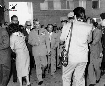 تصویری از محمدرضا پهلوی در روز به دنیا آمدن پسرش | رویداد24
