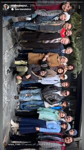 عکس دست جمعی و گرم عوامل و بازیگران سریال تاسیان در اتاق گریم
