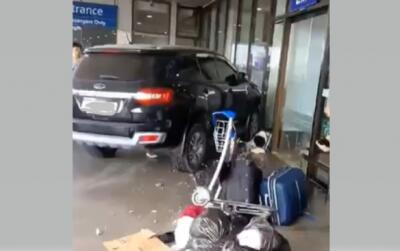 چندین زخمی در تصادم خودرو به ورودی فرودگاه در پایتخت فیلیپین | خبرگزاری بین المللی شفقنا