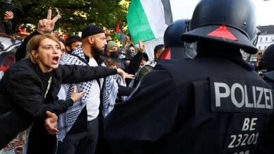 بازداشت خشونت‌آمیز معترض غیرمسلح در برلین به‌دلیل بالا بردن پرچم فلسطین + فیلم