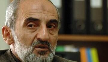 انتقاد شریعتمداری از صرافی‌هایی که ارز را با کانال تلگرامی نرخ گذاری می‌کنند