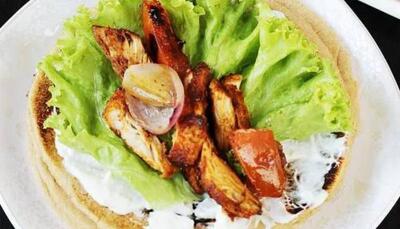 ساندویچ شاورمای مرغ رو به سبک رستورانی بپزید