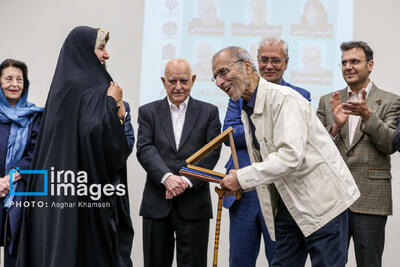 اهدای نشان علوم اجتماعی