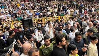 فینال بسکتبال در انتظار تماشاگران! ازدحام بی‌سابقه، بازی را به تاخیر انداخت / تاخیر دو ساعته و آغاز پرحاشیه بازی طبیعت و شهرداری