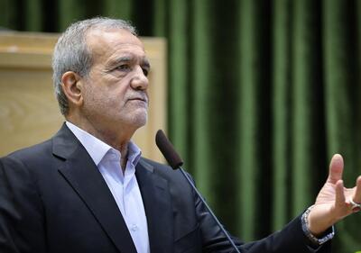پزشکیان: چرا نخبه‌ها را طوری تربیت می‌کنیم که می‌خواهند به خارج بروند؟ / این چه آموزشی است که ۹۰ درصد می‌خواهند مهاجرت کنند؟ / ما باید این دلبستگی را در فرزندان ایجاد کنیم