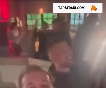 فریاد شادی هری کین با خواندن ترانه «ما قهرمانیم» پس از اولین جام دوران حرفه‌ای