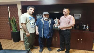 تندیس ویژه گلف به محمد رضا شریفی نیا رسید - پارس فوتبال