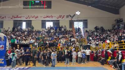 حضور پرشور هواداران گرگانی در سالن امام خمینی (ره) - پارس فوتبال