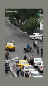 فیلم لحظه دستگیری دزد موتور سوار توسط مردم پشت چراغ قرمز