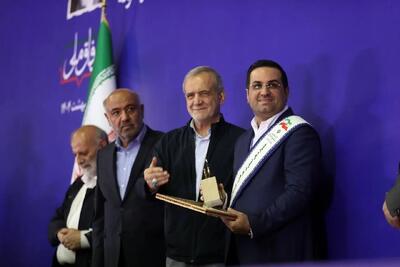 محسن مصطفی پور، مدیرعامل فولاد غدیر نی‌ریز، جایزه واحد نمونه تولیدی کشور را از رئیس‌جمهور دریافت کرد