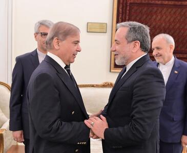 دیدار عراقچی با «شهباز شریف» نخست‌وزیر پاکستان
