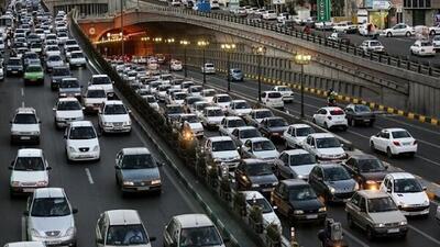 در اکثر بزرگراه‌ها و خیابان‌های پایتخت ترافیک در حال شکل گرفتن است