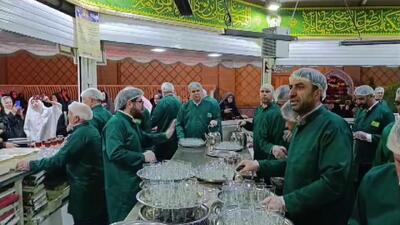 پذیرایی خادمان موکب امام رضا(ع) قزوین در چایخانه صحن غدیر+ فیلم