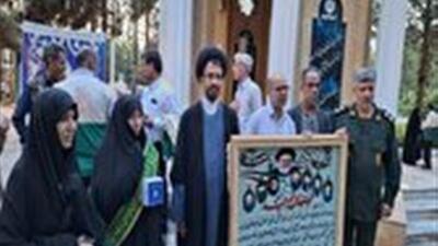 تابلو فرش دست‌باف مزین به تصاویر شهدای خدمت در قم رونمایی شد
