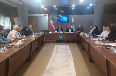 جلسه هم‌اندیشی معاون ارزیابی کیفیت سازمان ملی استاندارد ایران با روسای تشکل ها و فعالان اقتصادی استان فارس