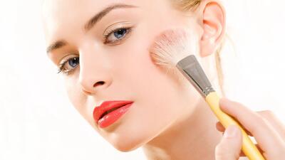 ۱۰ نکته ساده برای اینکه آرایش خود را ضد تعریق کنید