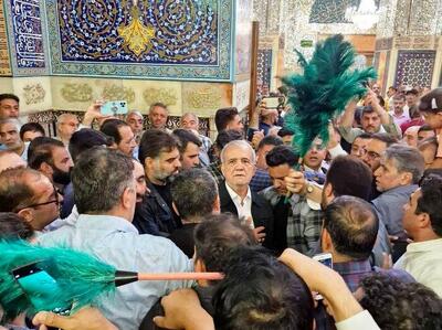 تذکر رئیس جمهور به محافظش در حرم رضوی: بگذار عکس‌شون رو بگیرن!