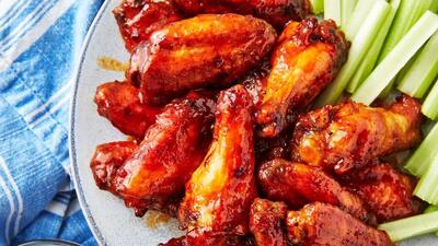 طرز تهیه بال مرغ دودی؛ طعمی خاص و خوشمزه با سبزیجات تازه