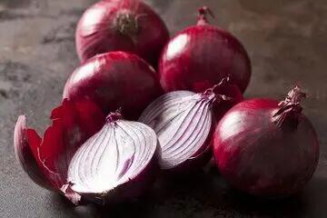 فواید شگفت‌انگیز پیاز برای سلامتی/ با خوردن روزی یک عدد پیاز چه اتفاقی در بدن‌مان می‌افتد؟