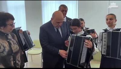 نواختن یک موسیقی جنگی توسط نخست وزیر روسیه در مدرسه موسیقی کودکان