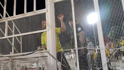 اعتراض هواداران صنعت نفت به باخت مقابل شهرراز - پارس فوتبال