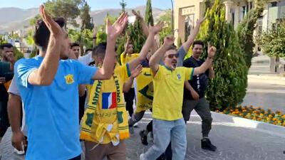 تشویق هواداران صنعت نفت پیش از ورود به حافظیه - پارس فوتبال