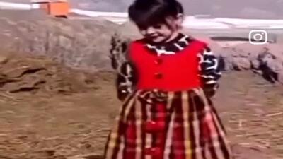 فیلم آواز شاد؛ این دختر بچه قد فندق با دامن چین چین تو روستا چه ناز میرقصه و عشوه میاد