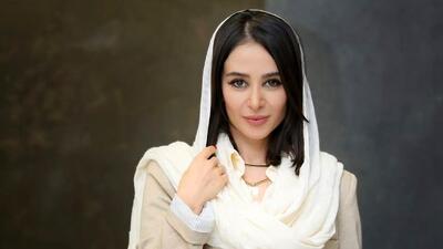 رژ لب و لاک قرمز الناز حبیبی یک جلیقه قرمز کم داشت که تکمیل شد!