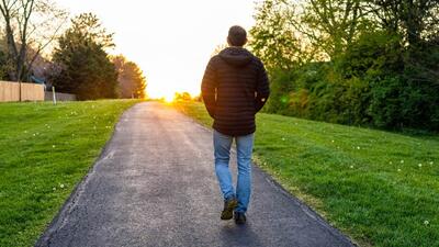 🏃‍♂️ فقط ۵ دقیقه پیاده‌ روی بعد غذا، چربی‌سوزی را افزایش می‌دهد! - سبک ایده آل