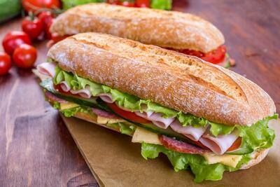 طرز تهیه ساندویچ کالباس خوشمزه + فیلم - سبک ایده آل