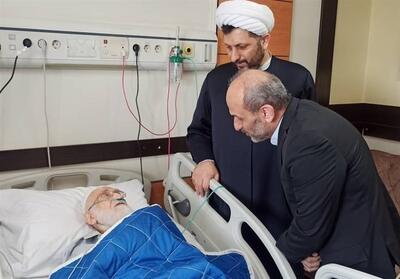عیادت رئیس صدا و سیما از آیت‌الله نوری همدانی در بیمارستان - تسنیم
