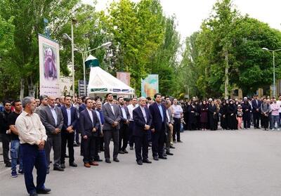 اهتزاز پرچم آستان قدس رضوی در دانشگاه علم و صنعت - تسنیم