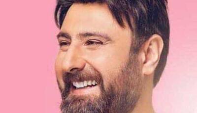 «گاهی بخند» را با صدای محمد علیزاده بشنوید