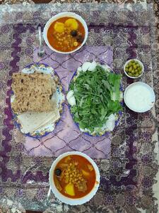 از شما/خوشمزه نهارامروزمون یخنی گوشت، نوش نگاه پرفروغتان 😋😋🌺🌺