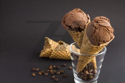 بستنی قیفی شکلاتی تو این روزهای گرم می چسبه