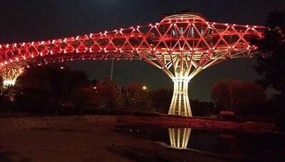 نورپردازی قرمز پل طبیعت در تهران به مناسبت روز جهانی تالاسمی و هلال احمر