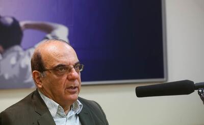 عباس عبدی : تندروها دنبال انتقام‌گیری از انتخابات ۱۴۰۳ هستند و برای این کار حجاب را بر سر نیزه کرده‌اند