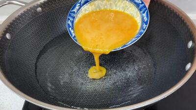 دیگه تخم مرغ را در روغن سرخ نکن / طرز تهیه صبحانه رستورانی با تخم مرغ و آب