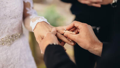 چه کسی برای اولین بار حلقه ازدواج را اختراع کرد؟