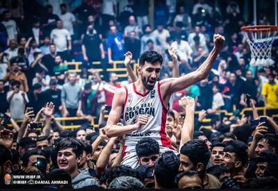 امیرحسین یازرلو: خاص‌ترین لحظه، حضور مادرم در سالن بود؛ قرارداد فوتبالیست‌ها فضایی است، قرارداد ما نه؛ استقلالی ام!