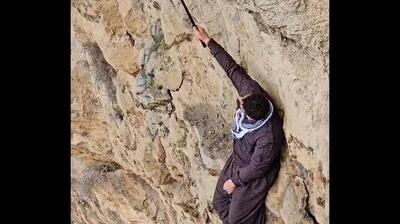 کوهنوردی که با حرکات خطرناکش در میان صخره‌ها پربازدید شد! +عکس