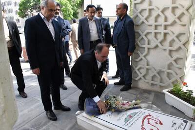 تجدید میثاق وزیر جهاد کشاورزی با شهید گمنام دفاع مقدس در استانداری آذربایجان شرقی