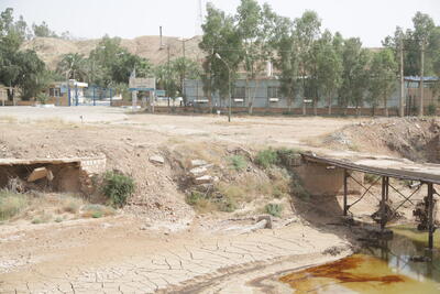 نشت تاسیسات نفت شهر محیط زیست و آب‌ غرب کرمانشاه را آلوده کرد + فیلم