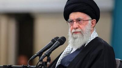 رهبر انقلاب: برآمدنِ حوزه‌ مبارک قم، پدیده‌ای بی‌نظیر بود که در میانه‌ی حوادثی بزرگ و سهمگین رخ داد؛ در ایران، یک قزّاق بی‌رحم و طمّاع و بی‌شخصیّت را به تدریج برکشیده و به صدارت و سپس پادشاهی رسانده بودند - مردم سالاری آنلاین