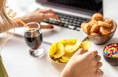 سه وعده اصلی غذا بخورید/ ریزه‌خواری بیشتر چاق می‌کند