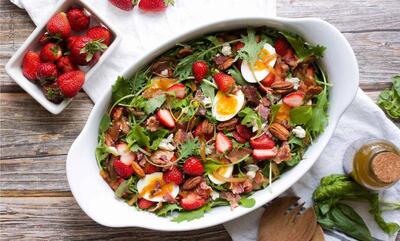 طرز تهیه سالاد بیکن و توت‌فرنگی؛ انتخابی شیک برای میزهای مجلسی